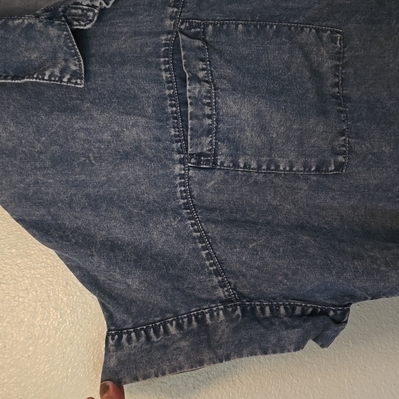 Jane + Delancey | Acid Washed Chambray Short Sleeve Button Down Shirt Size Large - Picture 5 of 9